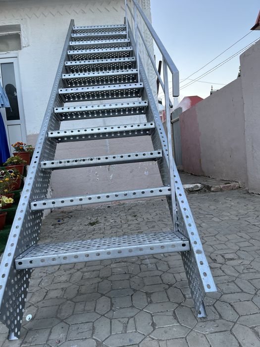 Scări metalice zincate