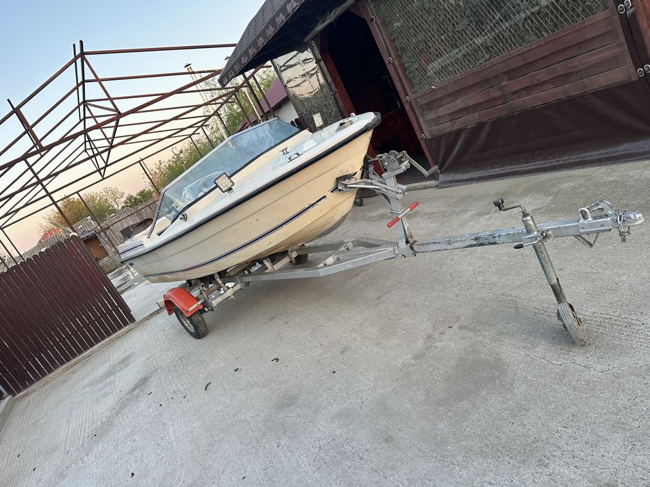 Vand barca / sau schimb cu laguna/ sau un motor de 40 cp an mai nou