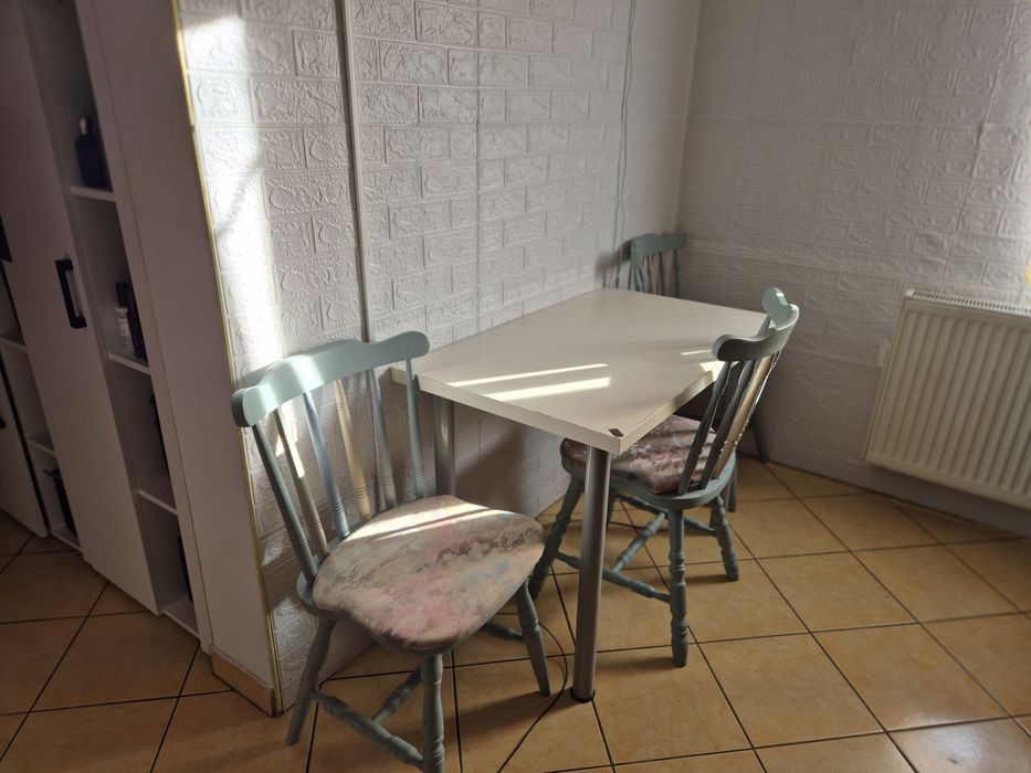 Set scaune lemn masiv și masa,