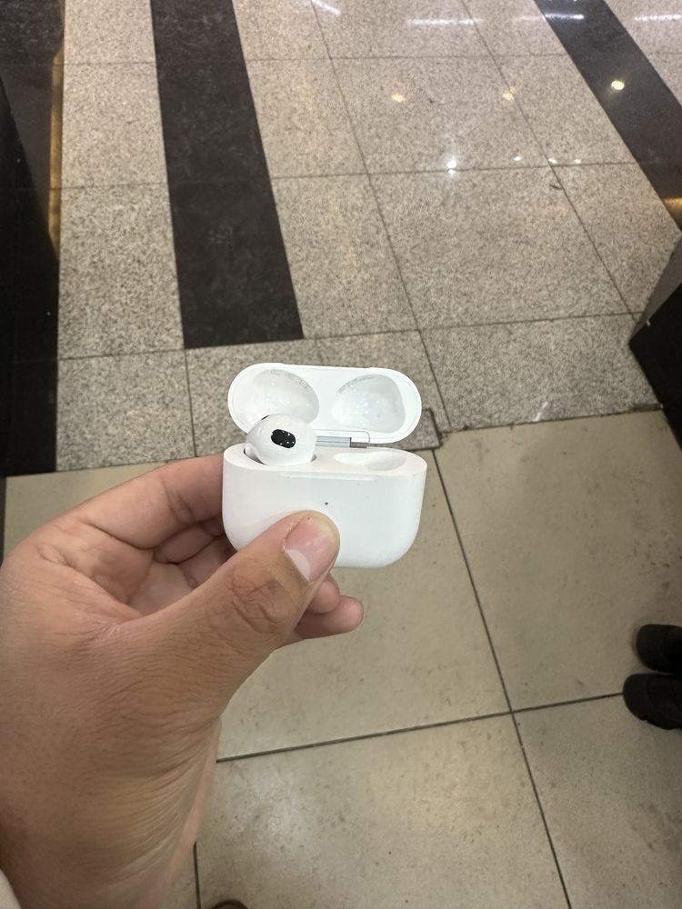 Продам левый наушник air pods 3.