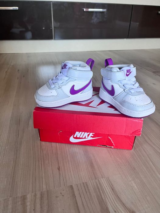 Бебешки маратонки за момиченце Nike