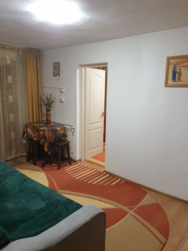 Închiriez apartament cu 2 camere parter lîngă spitalul Judetean M14