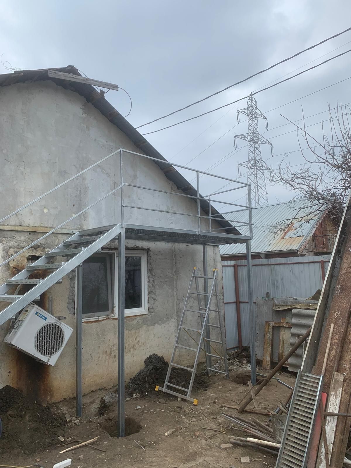 Scara metalica zincata pt exterior cu podeț