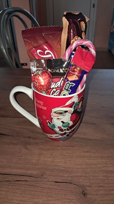 Коледна чаша с лакомства