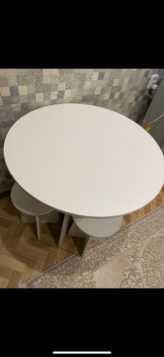 Продам стол и 4 табурета