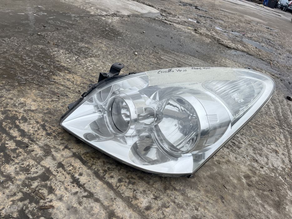 Ляв и десен фар Toyota Corolla Verso