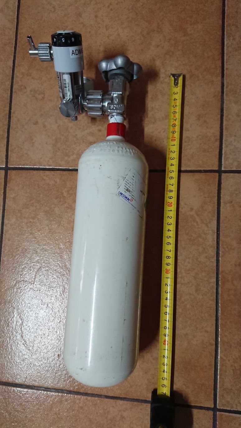 Butelie portabila de Oxigen cu regulator de presiune.