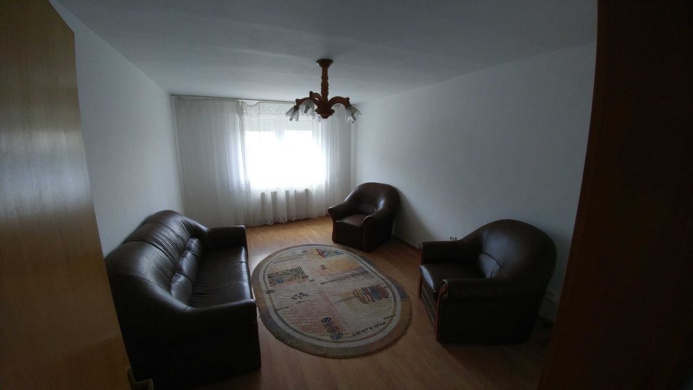 Apartament spațios cu 3 camere, construit în 2001