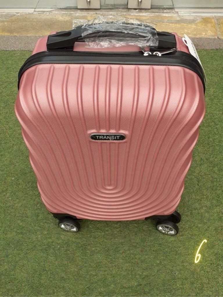 Куфар за ръчен багаж с разнообразие от цветове