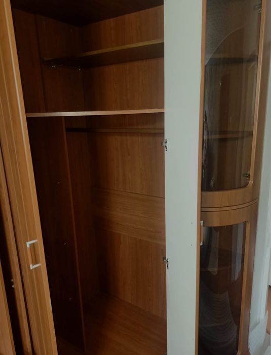 Продам шкаф-стенка угловая разборная два уголовных и два серванта .