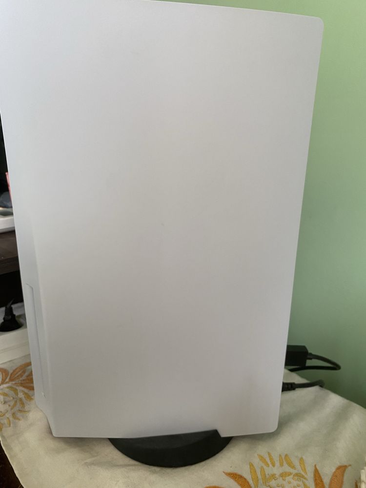 Playstation 5 +2 джойстика и  3 игри