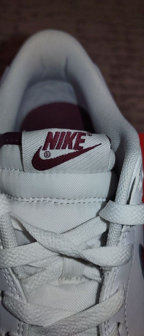 Nike dunk low white / burgundy
