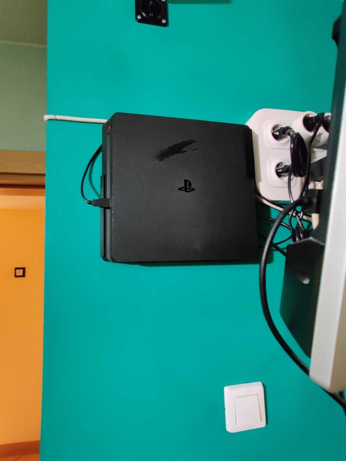 Playstation 4 slim със стойка, 3 контролера, зарядно и игри