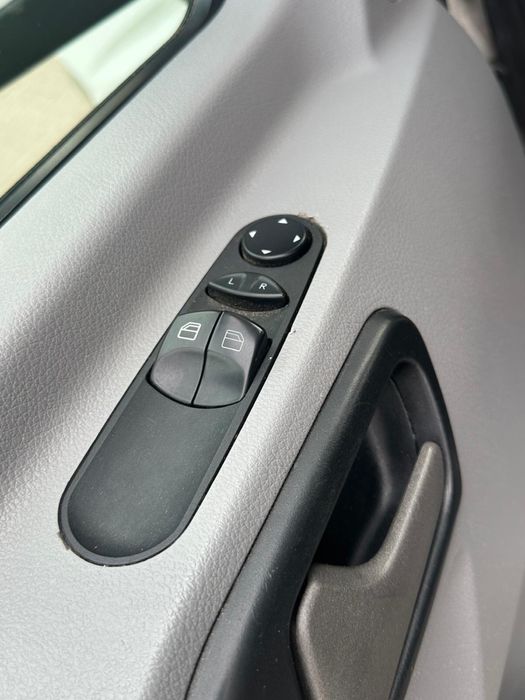 Mercedes basculabil in 3 parti