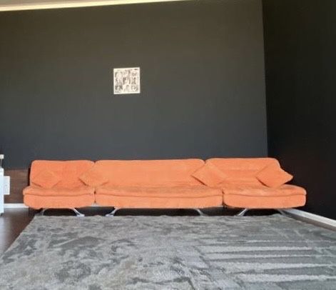 Продаю современный оранжевый диван