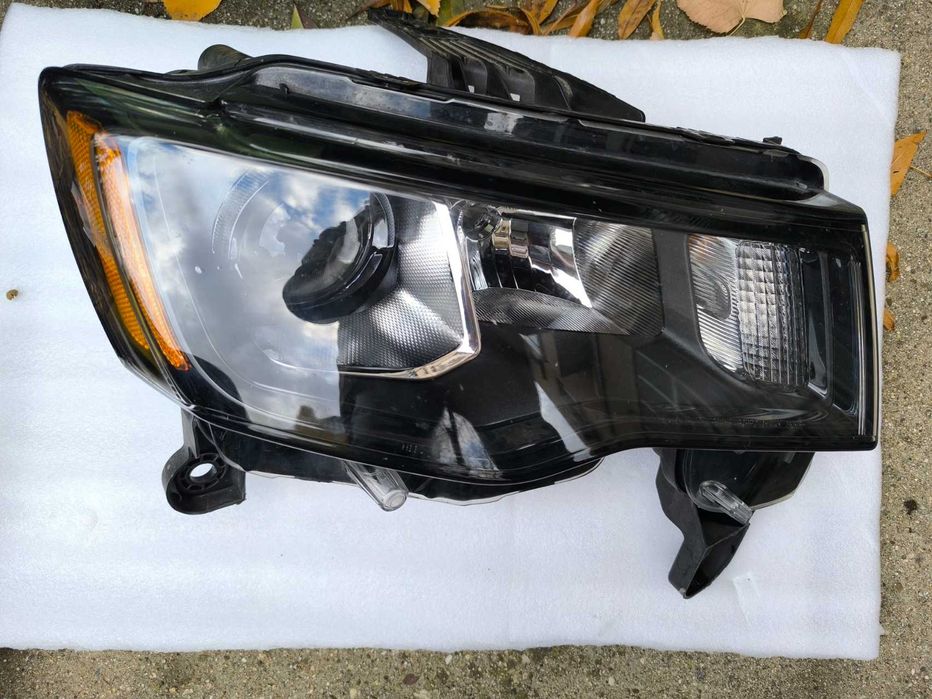 Продавам фарове за Jeep Grand Cherokee WK2