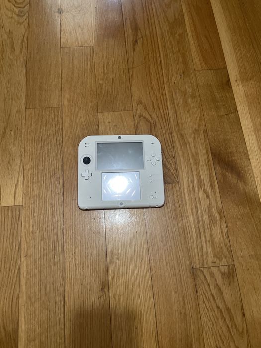 Joc nintendo 2ds in conditi foarte bune. Vand jocuri pentru el separat