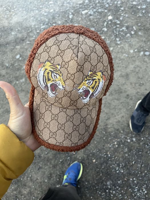 Blugi amiri  si o sapca guci