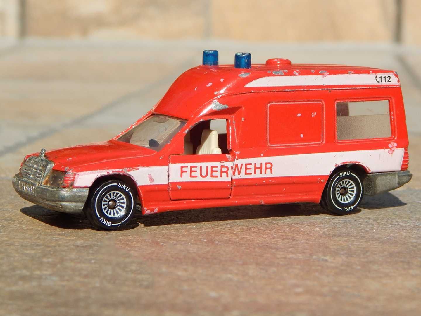 Macheta Mercedes-Benz 260 E Binz Ambulance Siku Germania de Vest 1:60