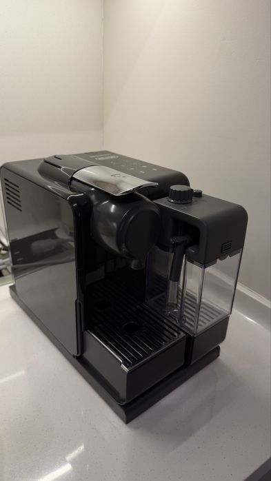 Кофемашинка Delonghi. Капсульная