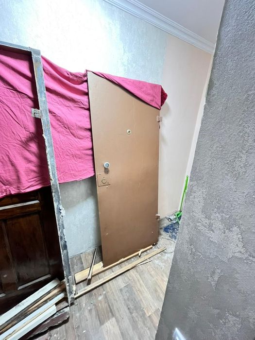 Продам входную железную дверь