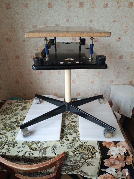 Подставка под телевизор и ДВД.