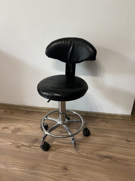 Scaun cosmetica cu un picior defect