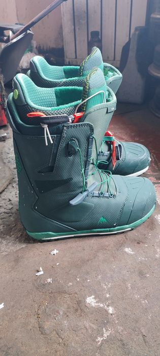 Burton oyoqkiyim sotiladi