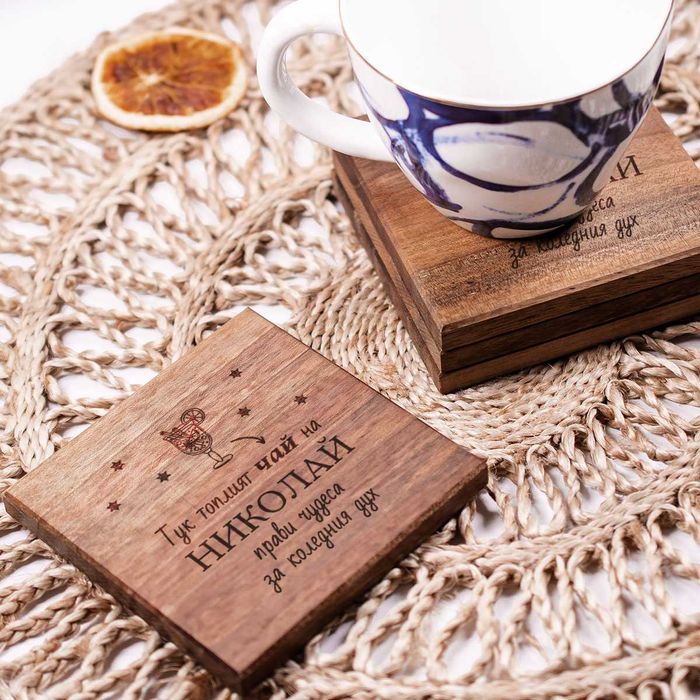 Персонализирана дървена поставка от орех – 10х10 см