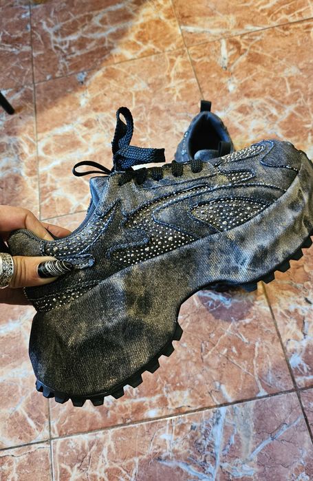 Нови уникални маратонки на платформа