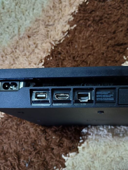 Vând PS4 însoțit de încă un controler și 4 jocuri