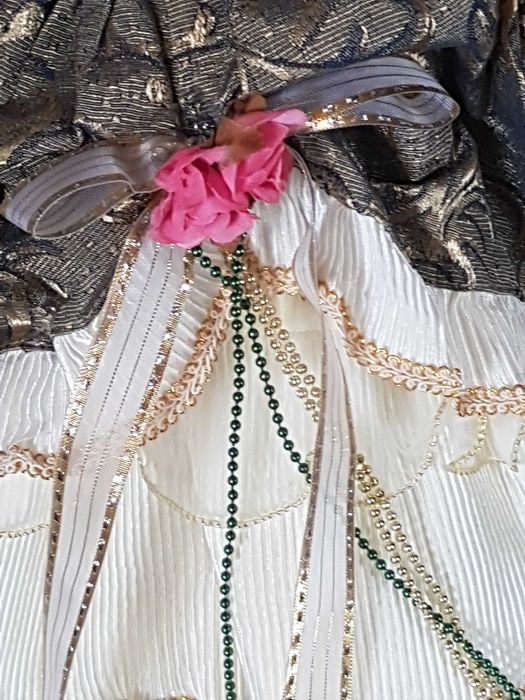 Голяма порцеланова кукла със стойка- 70см