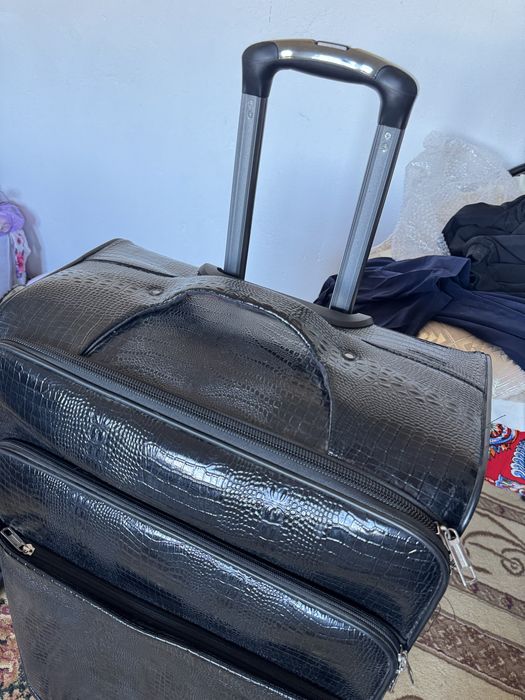 Большой кожный чемодан