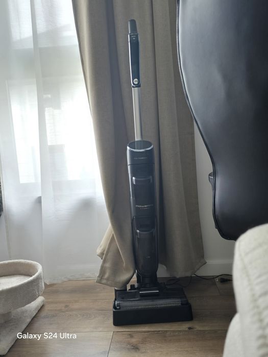 Aspirator vertical fara fir cu spalare Rowenta