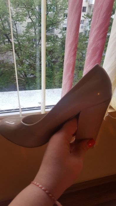 Vand pantofi de lac nude