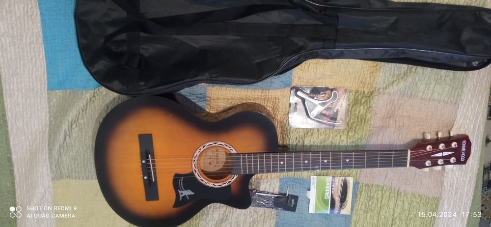 Почти новая гитара все есть в комплекте на фото