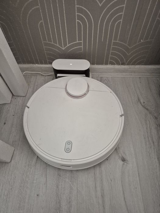 Prahosmuhachka Hiomi robot s10