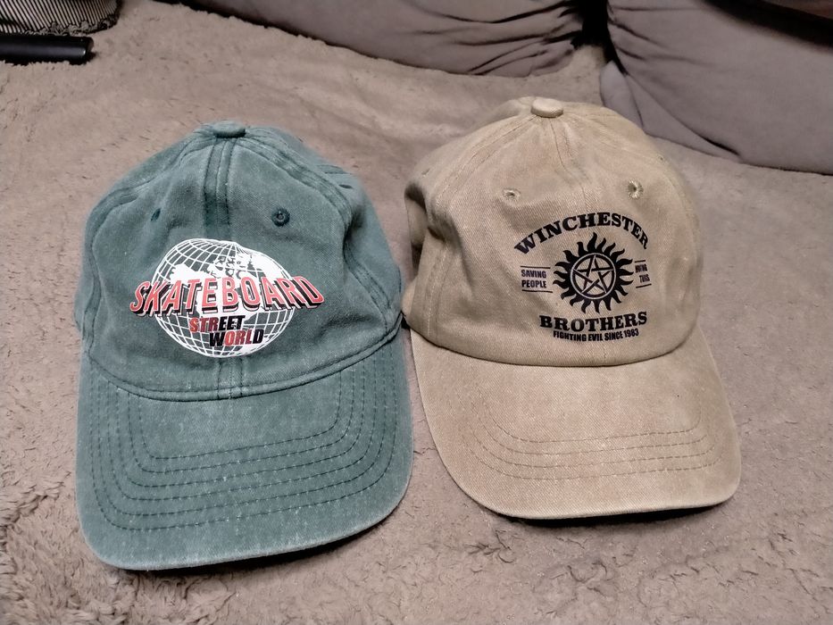 Отдам за шоколадку две новые бейсболки