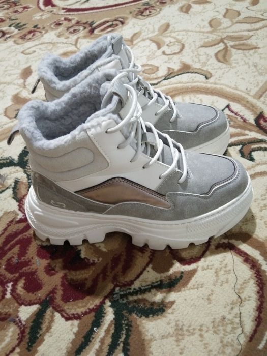 Продам зимние кроссовки.