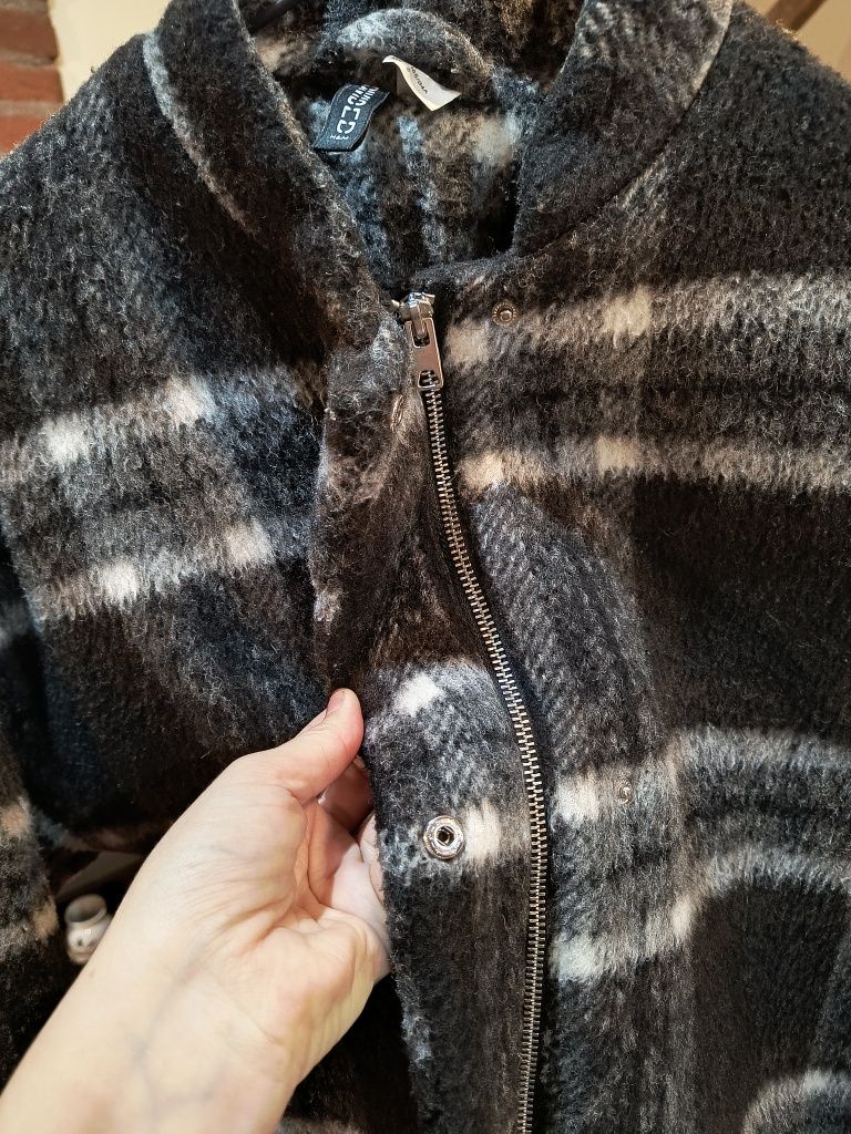 Palton gri, în carouri, pentru primăvară-toamnă.
Mărimea 36 large sau