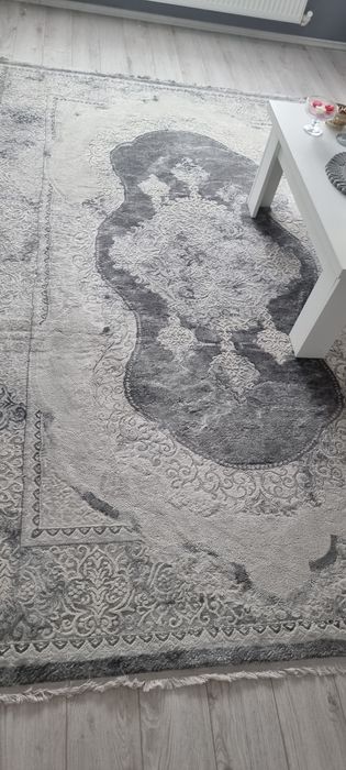 Covor gri cu model