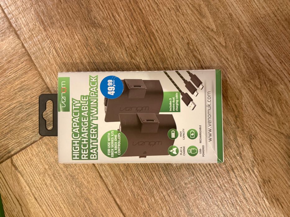 Xbox One- върви със зарядно и джойстик