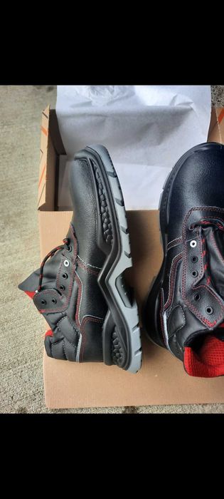 Vând două perechi de Bocanci Drumetii.