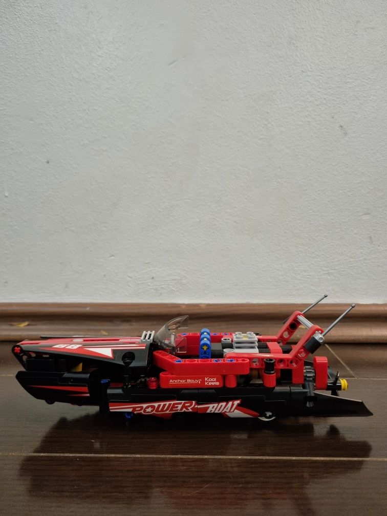 Barca Cu Motor Lego Tehnic