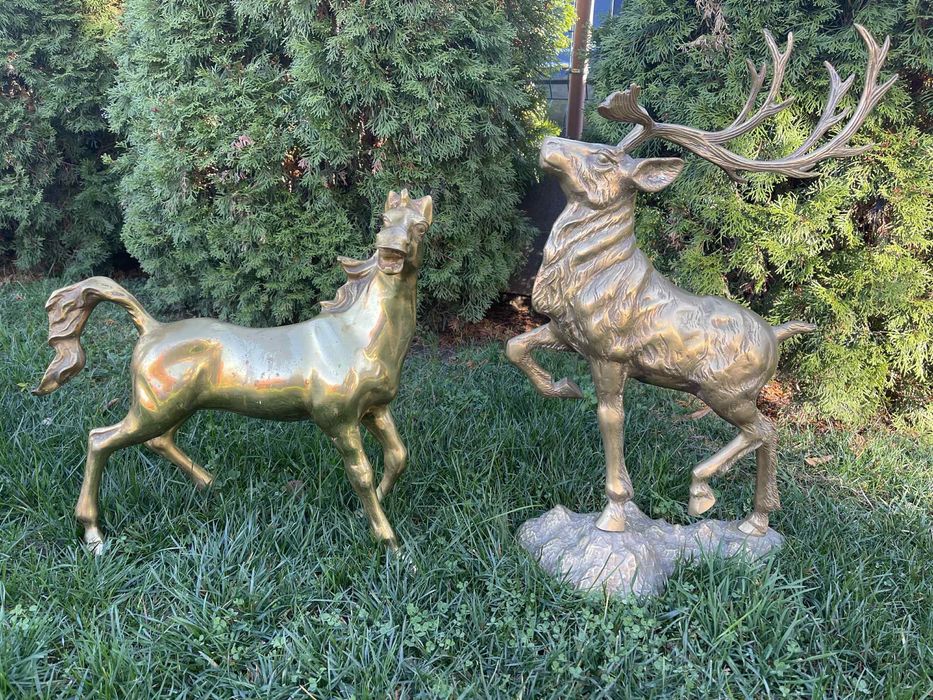 Бронзови елен  и кон
