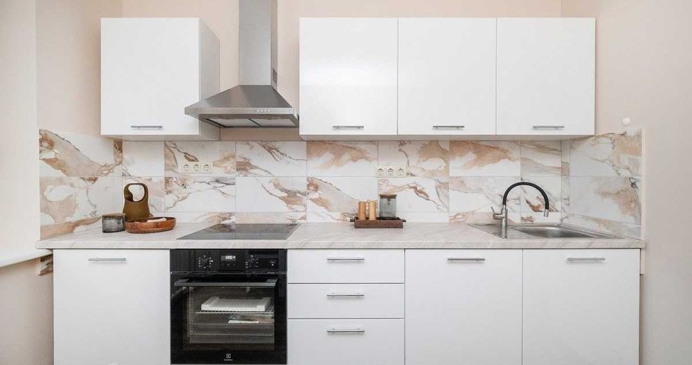 Дава се под наем Тристаен апартамент в Бургас, Братя Миладинови - 85 кв.м за 408 € - Снимка #1