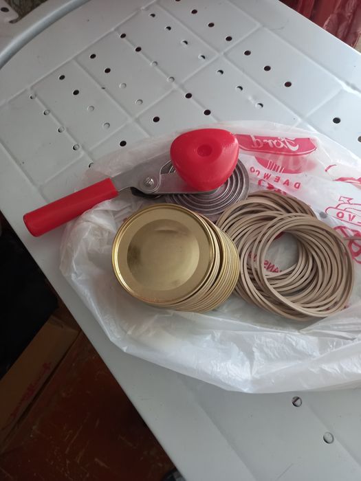 Закаточная машинка и крышки в подарок! В очень добрые руки!шки