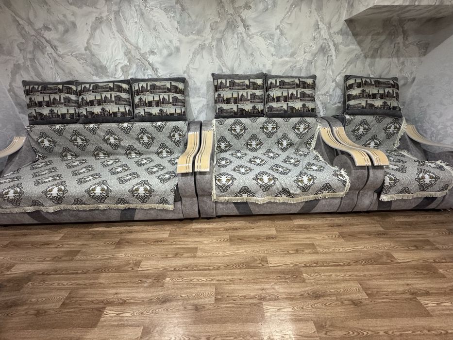 диван с подушками