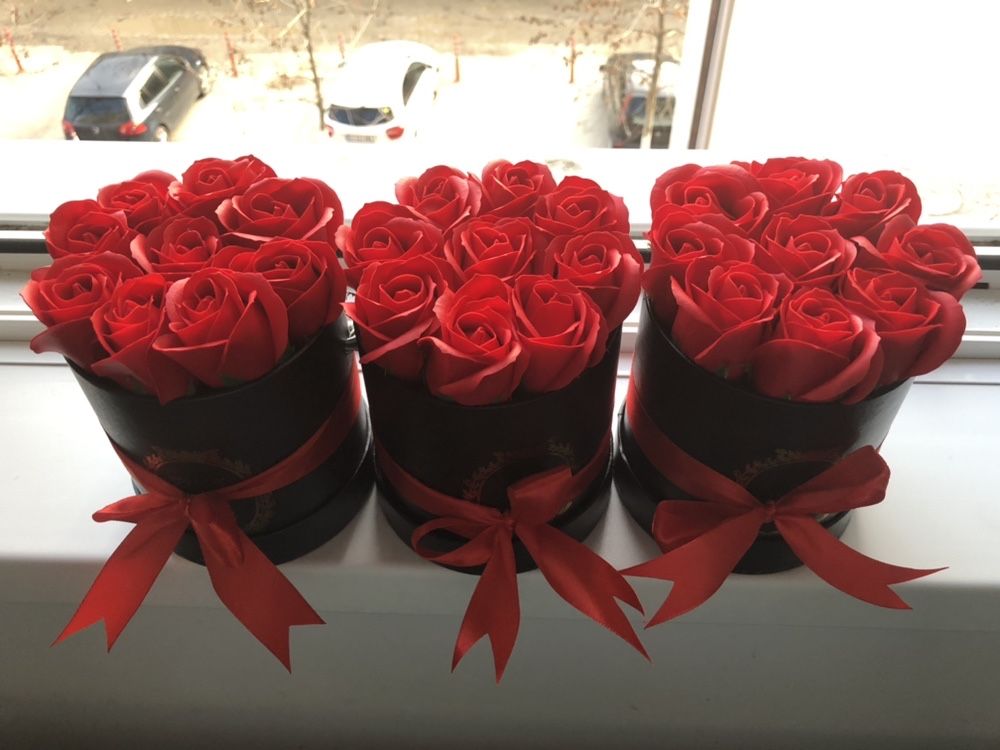 Cutie cu trandafiri rosii