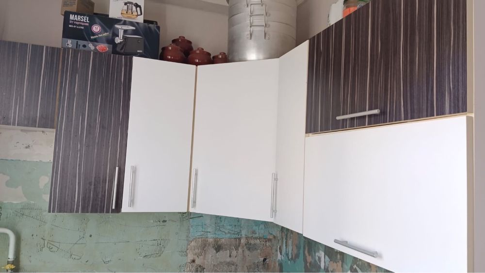 Кухнонная раковина и верхние шкафы